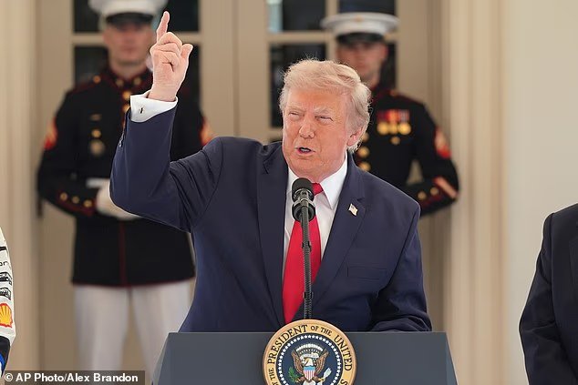 La série incessante de frappes de Trump contre l'Iran comparée