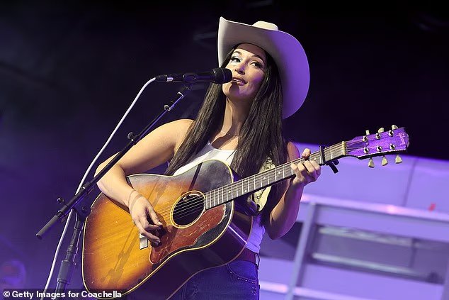 La star country Kacey Musgraves a déconcerté les fans en