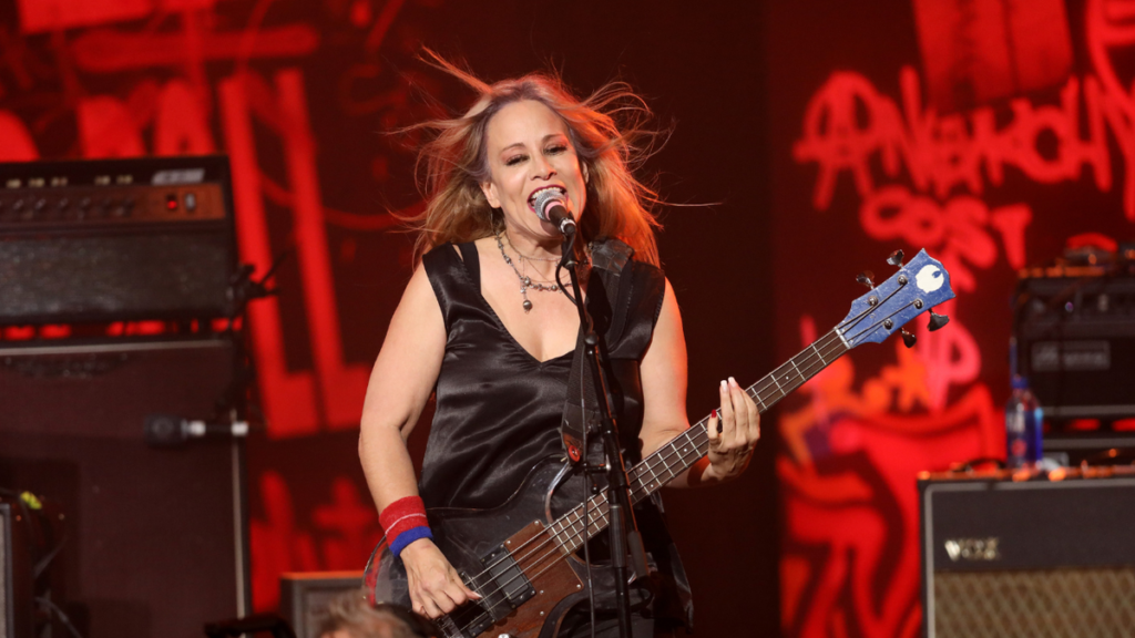 La veterana rockera Jennifer Finch de L7 deja de lado
