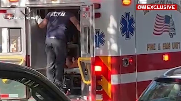 La vidéo inquiétante montre un Mitch McConnell inconscient transporté dans