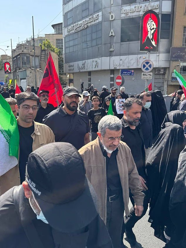 L'ancien président iranien Ahmadinejad "revient d'entre les morts" lors des