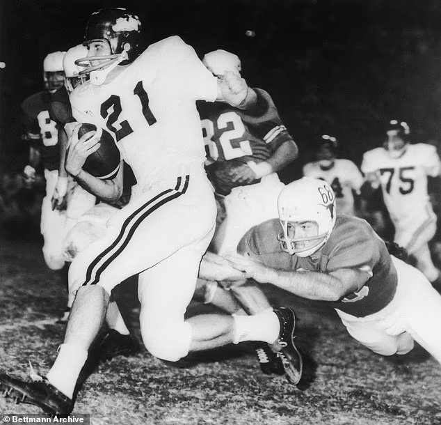 Le champion de football universitaire et de la NFL est