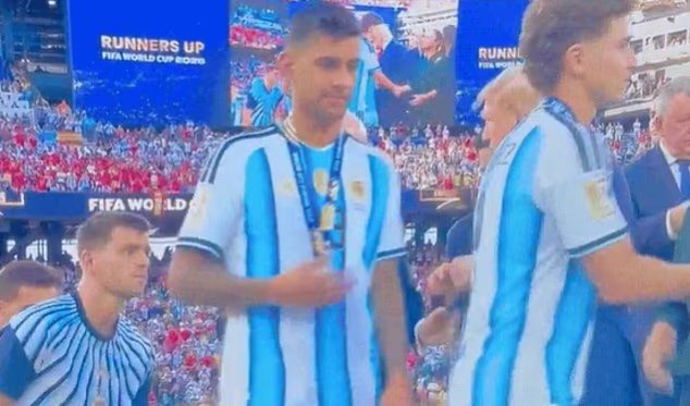 Le défenseur argentin et de Tottenham, Christian Romero, SNUBS Donald