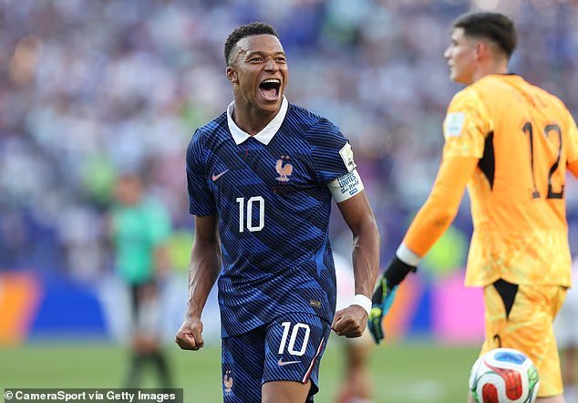 Le gardien paraguayen lance le ballon à Kylian Mbappe après
