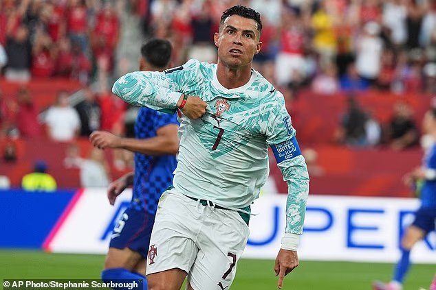 Le grand Cristiano Ronaldo appelle l'entraîneur du Portugal Roberto Martinez