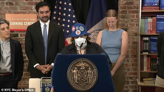 Le maire de New York, Voca, invite une femme au