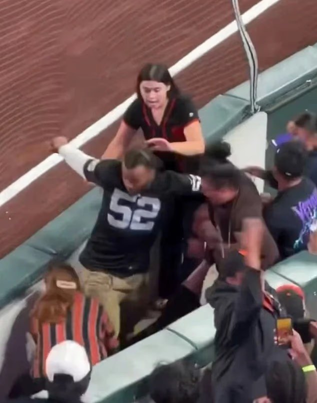 Le moment dégoûtant où un homme frappe et piétine une