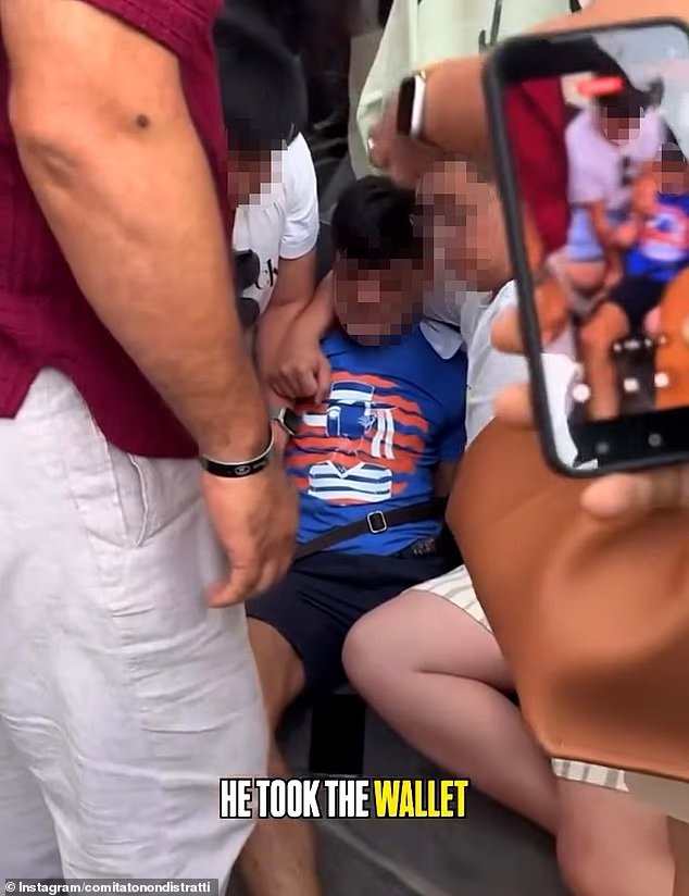 Le moment du "Pickbag" contrecarré par des touristes en colère