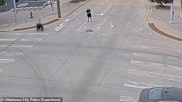 Le moment dystopique où un utilisateur de fauteuil roulant a