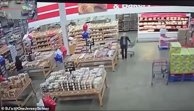 Le moment terrifiant où le toit s'écrase sur les acheteurs