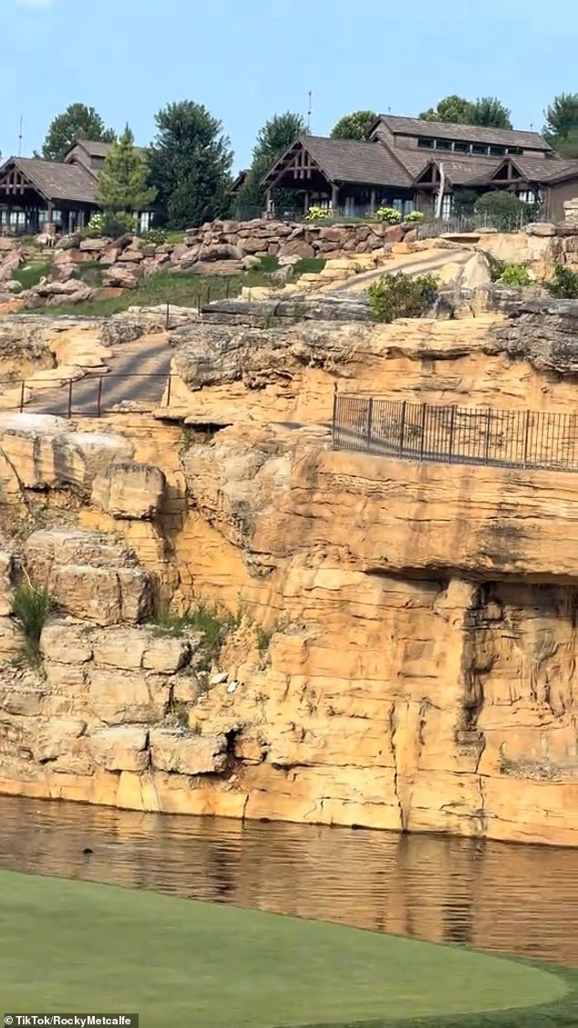 Le moment terrifiant où un golfeur fait chuter sa voiturette
