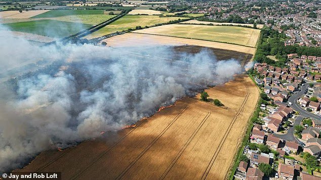 Les agriculteurs de Moment Hero empêchent l'incendie de se propager