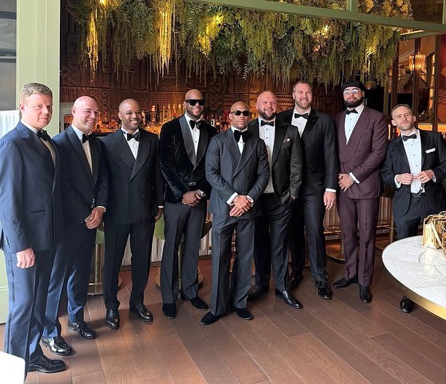 Les amis de Travis Kelce ont fait front commun après