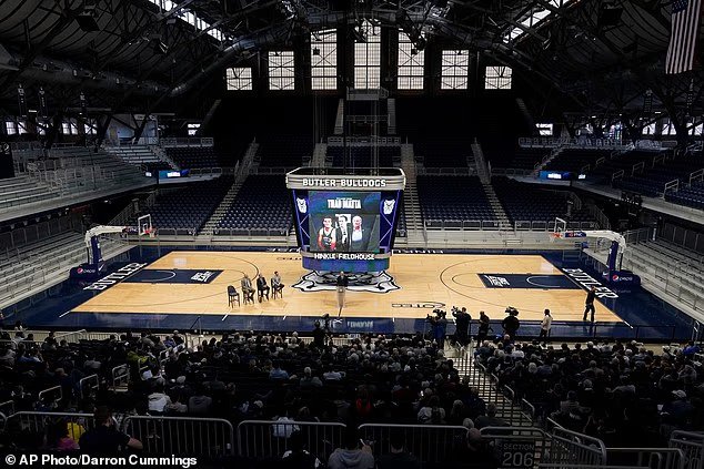 Les fans de basket-ball portent un toast à la «