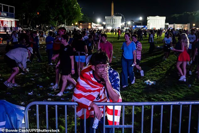 Les supporters américains dévastés réagissent à la sortie de la