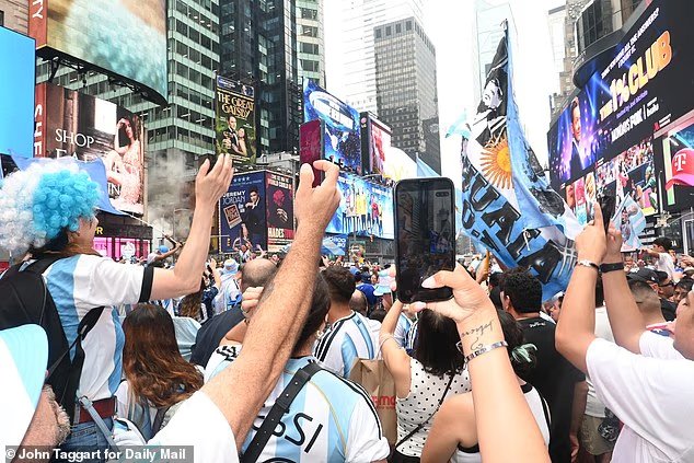 Les supporters argentins provoquent des scènes folles lors de la