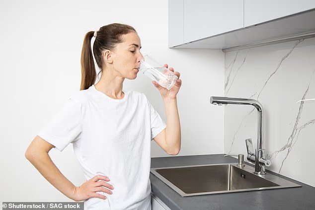 Loin de vous rassasier, boire de l'eau avec un repas
