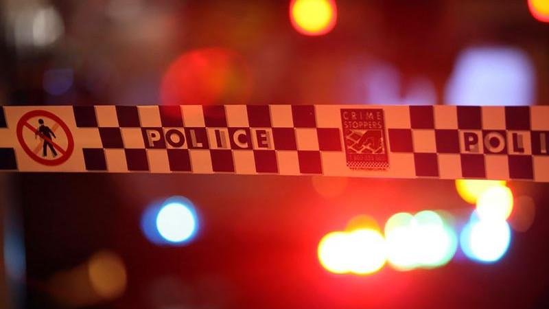 Los detectives investigan el asesinato de un adolescente afuera del