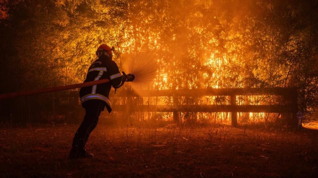 Los incendios forestales en Francia expulsan a 250.000 personas de