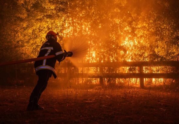 Los incendios forestales en Francia expulsan a 250.000 personas de