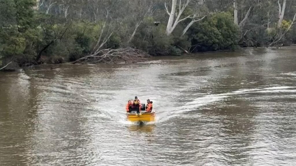 Los pescadores buscan un kayak después de que volcó en