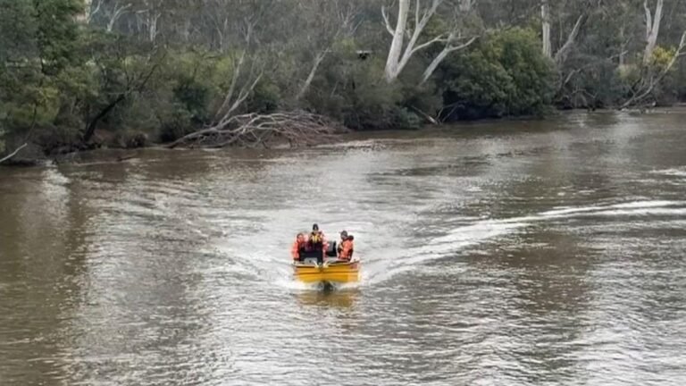 Los pescadores buscan un kayak después de que volcó en