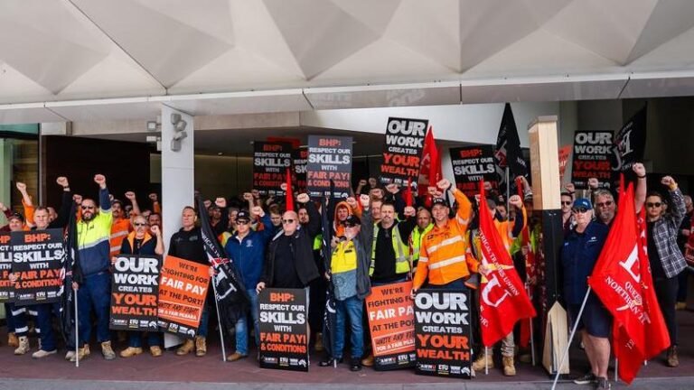 Los trabajadores portuarios de BHP actúan en la histórica huelga