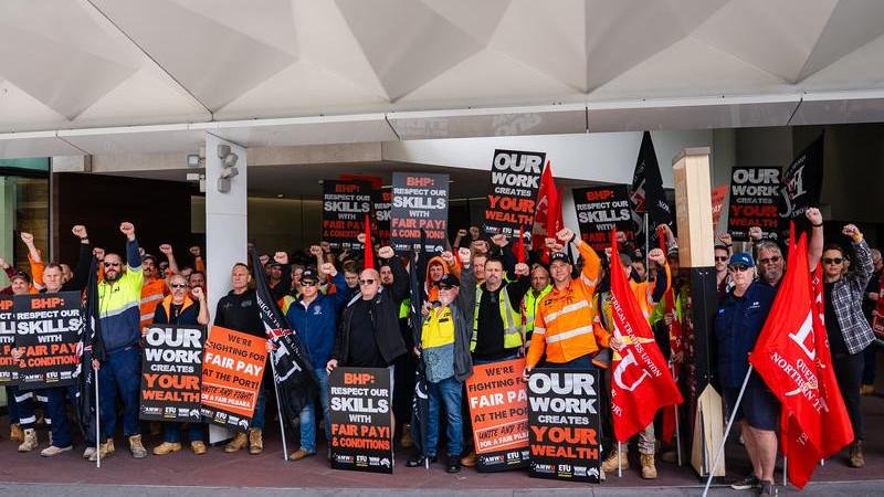 Los trabajadores portuarios de BHP actúan en la histórica huelga