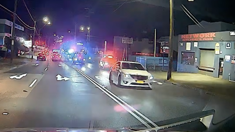Más de 20 coches de policía han sido desplegados en