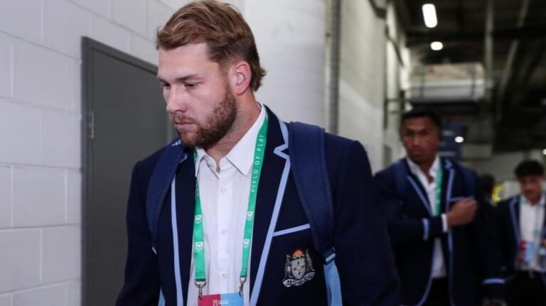 Matt Burton, utilitario de Canterbury, en espera después del susto