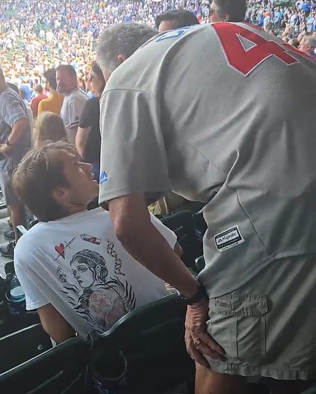 Moment choquant Un fan des Cubs gifle un jeune fan