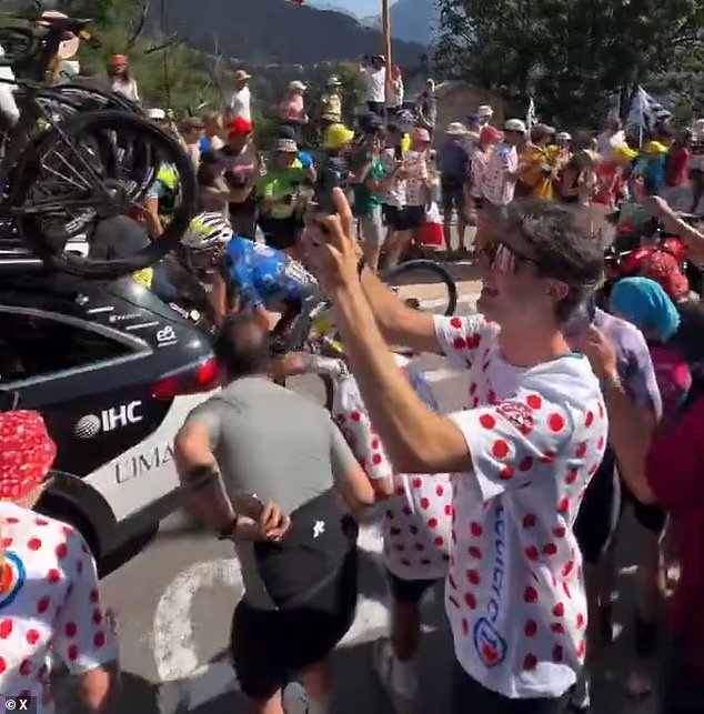 Moment d'horreur Un cycliste du Tour de France se cogne