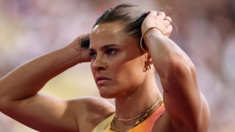 Momento perfecto cuando la reina australiana del salto con pértiga,