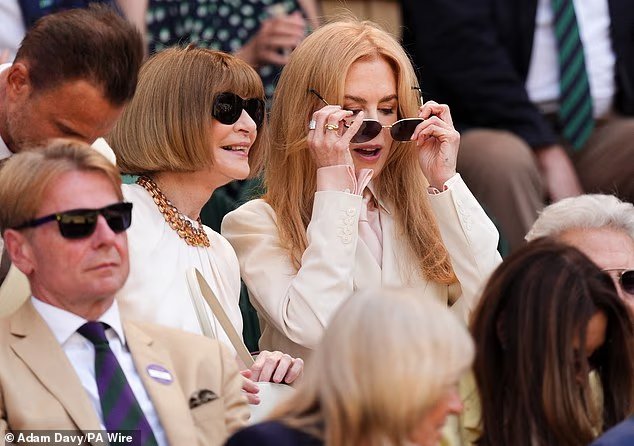Nicole Kidman a l'air chic dans un costume blanc alors