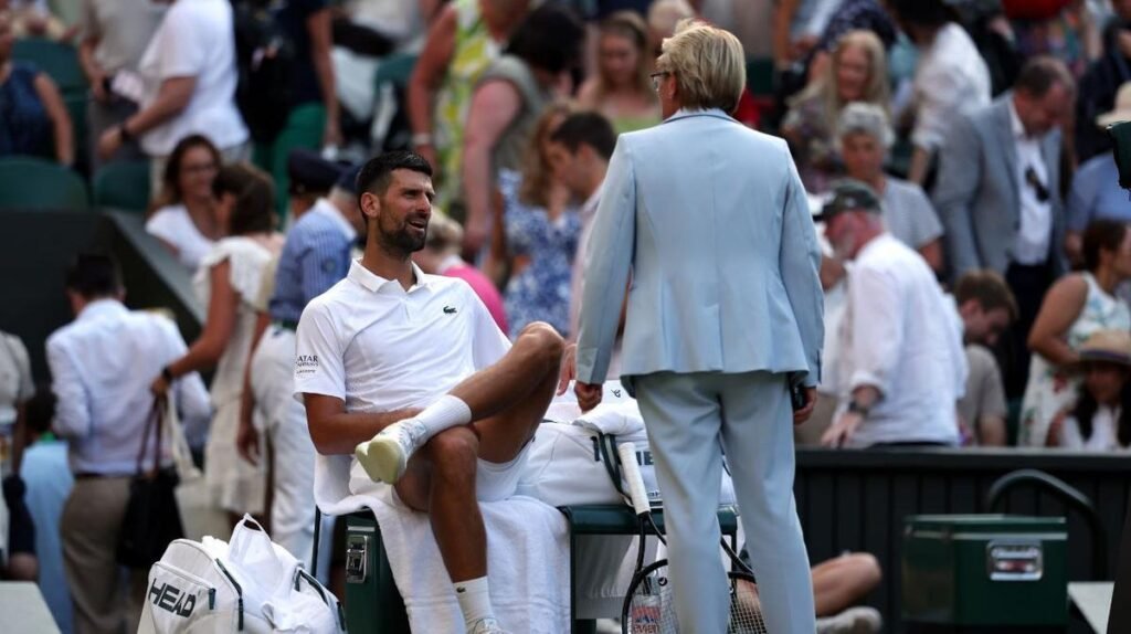 Novak Djokovic critica a los funcionarios de Wimbledon durante una