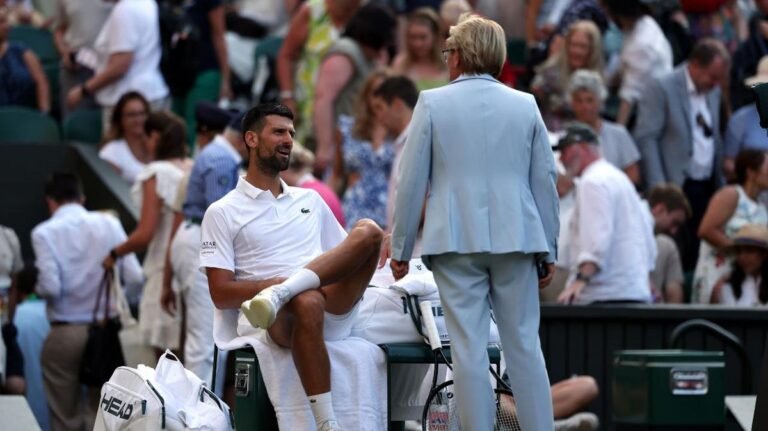 Novak Djokovic critica a los funcionarios de Wimbledon durante una