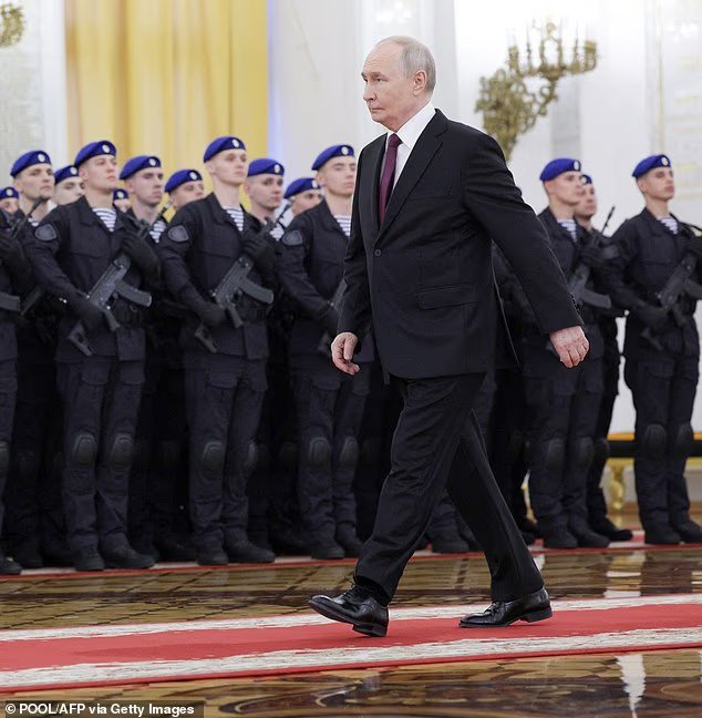 Paranoïaque, Poutine porte son escouade de protection personnelle à 800