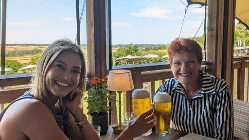 Pauline Hanson y Holly Valance se reúnen en Inglaterra mientras