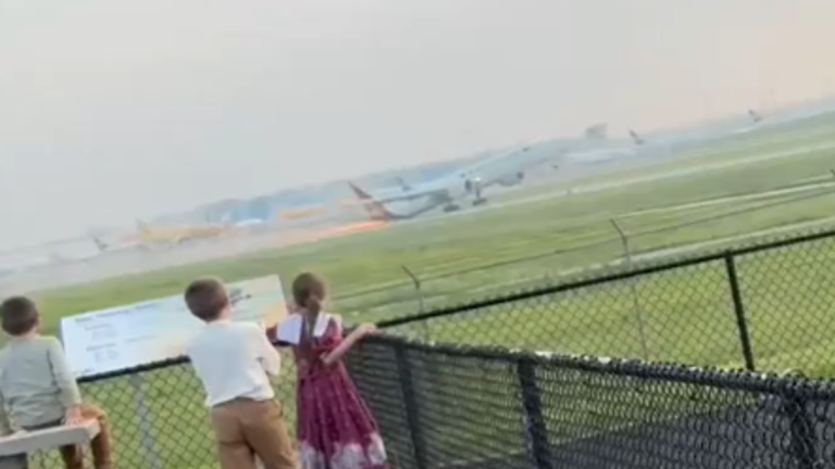 Pozos de asfalto en el aeropuerto de Cincinnati evitan un