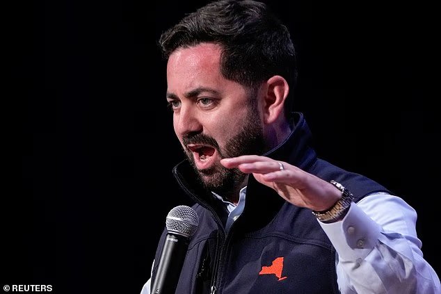 RÉVÉLÉ : Un allié de Trump salué comme un "héros" contre