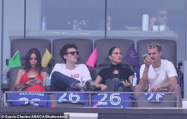 Roméo et Cruz Beckham sont rejoints par leurs petites amies