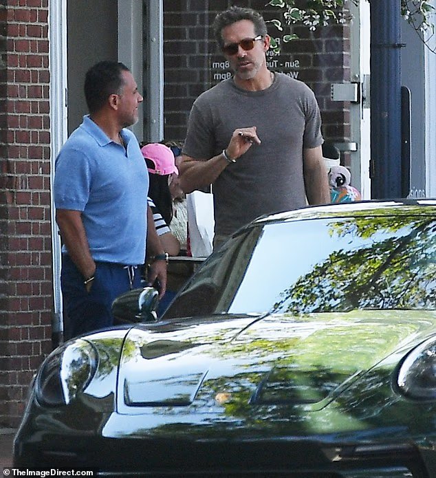 Ryan Reynolds semble abattu dans le Connecticut après l'hésitation au