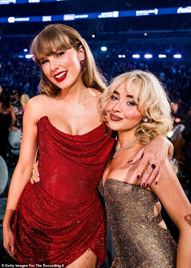 Sabrina Carpenter aperçue au mariage de son amie Taylor Swift...