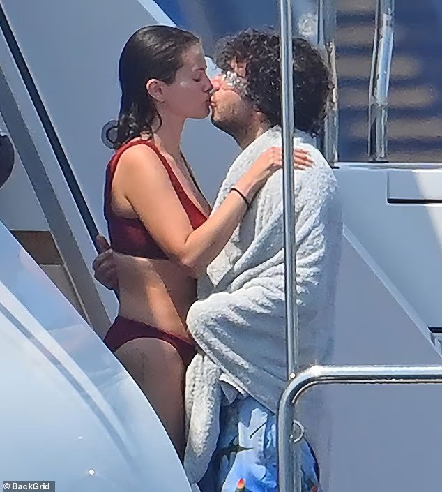 Selena Gomez affiche un corps de bikini tonique alors qu'elle