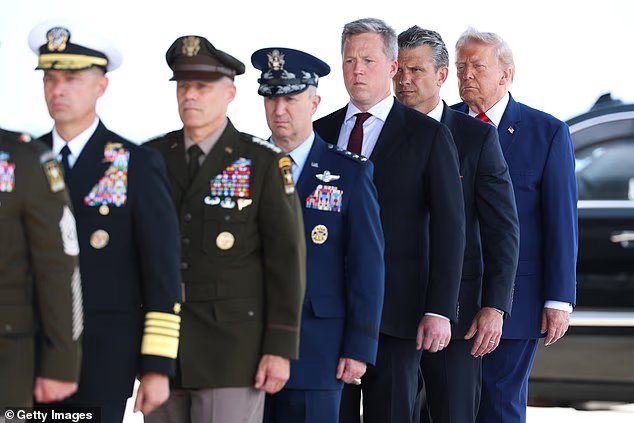 Sombre cérémonie à Douvres alors que Trump rencontre les cercueils