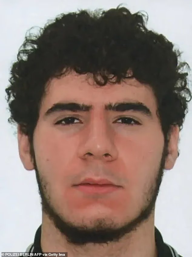 Sur la photo : le suspect de 21 ans lors
