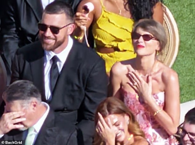 Taylor Swift affiche sa nouvelle alliance alors qu'elle et Travis
