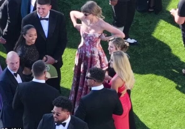 Taylor Swift souffre d'un dysfonctionnement de sa garde-robe alors qu'elle
