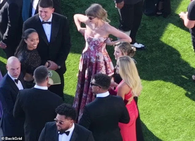 Taylor Swift souffre d'un dysfonctionnement de sa garde-robe alors qu'elle