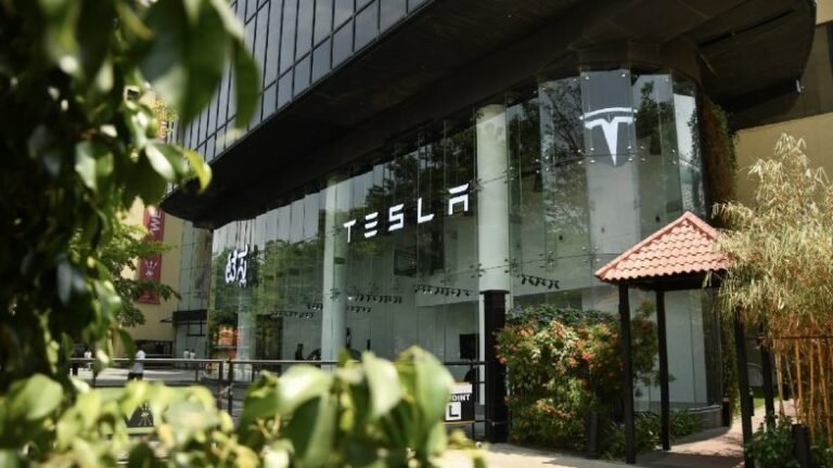 Tesla ouvre la première station de recharge du nord de